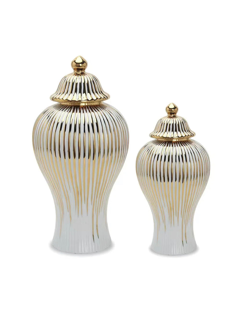 vThe Sunray Flower Vase is a radiant and captivating vessel designed to showcase the beauty of blooms in a resplendent display. Crafted with exquisite artistry, this